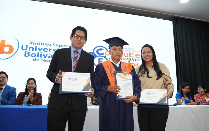 Conduce Ecuador del ITB celebra la graduación de nuevos profesionales en conducción 