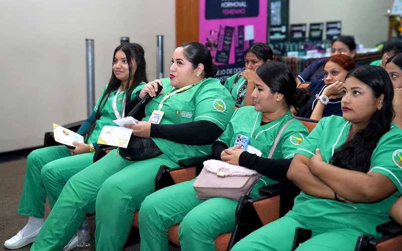 Estudiantes de la carrera de Tecnico Superior en Enfermería del ITB participan en Casa Abierta y Conferencia “Nutriendo 2025” 