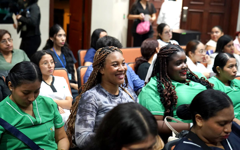 Estudiantes de la carrera de Tecnico Superior en Enfermería del ITB participan en Casa Abierta y Conferencia “Nutriendo 2025” 
