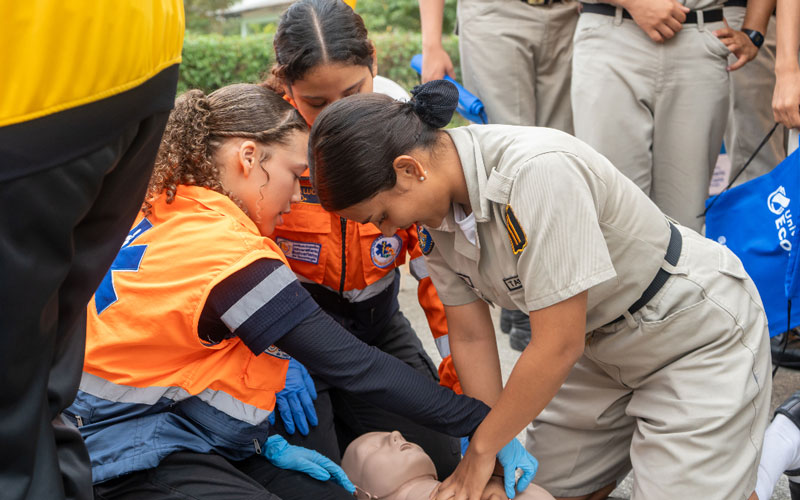 El Instituto Universitario Bolivariano (ITB) se hizo presente en la Feria de Colegios de la Unidad Educativa Teniente Hugo Ortiz.