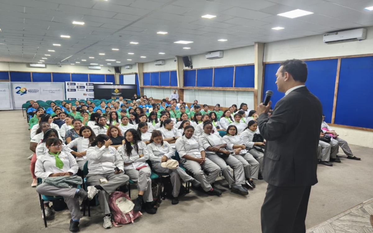 IESS instruye sobre afiliación voluntaria a futuros técnicos ITB en la Feria Nuevo Empleo Guayaquil 