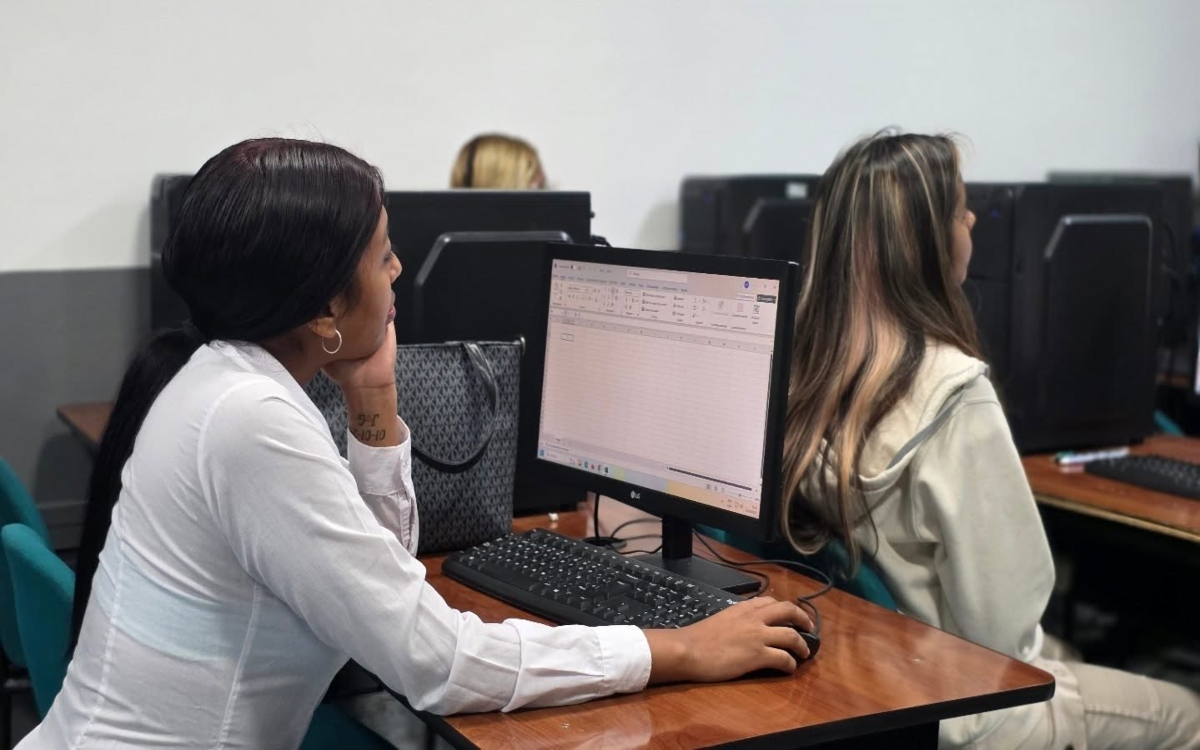 ITB desarrolla el taller “Habilidades Digitales: Funciones y herramientas clave de Excel” en FACES 