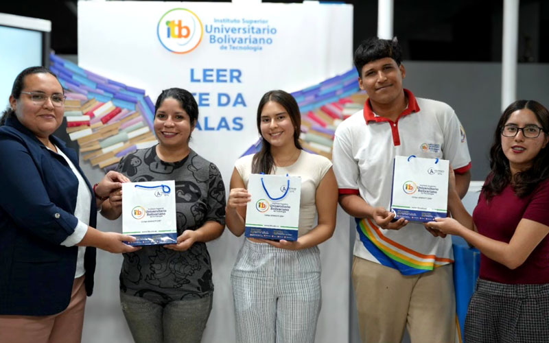 Bienvenida a estudiantes del Semillero de Investigación de FACES