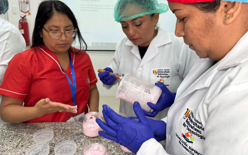 En el VIII Congreso de Ciencias de la Salud, nuestros estudiantes de Asistencia en Farmacia fortalecieron sus competencias. 