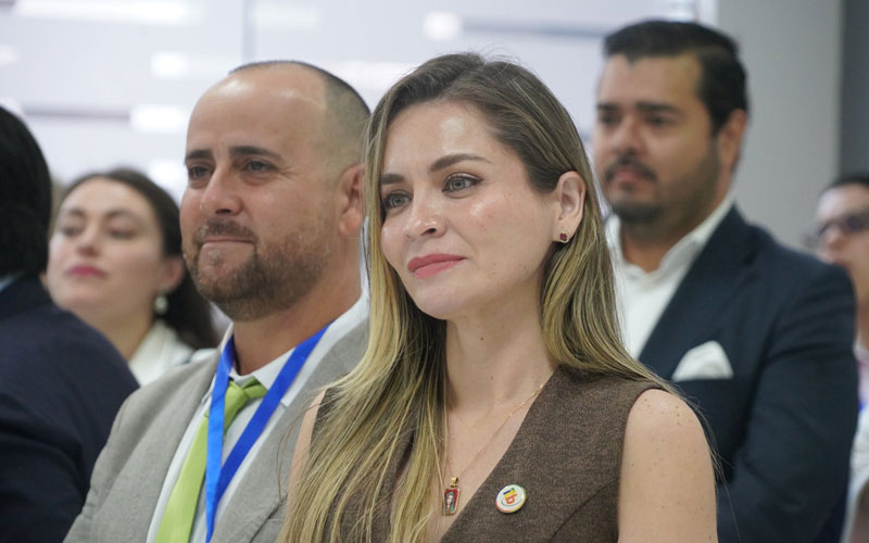 Autoridades y conferencistas celebran con un brindis el éxito del primer día de CICPE 2025