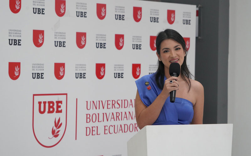 Autoridades y conferencistas celebran con un brindis el éxito del primer día de CICPE 2025