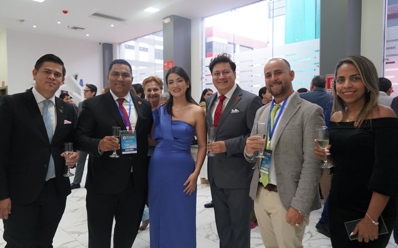 Autoridades y conferencistas celebran con un brindis el éxito del primer día de CICPE 2025