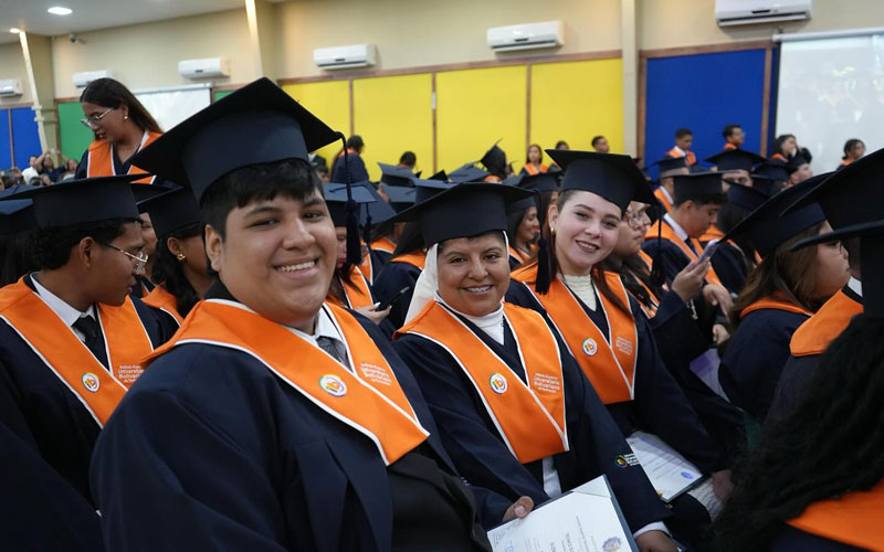 Más de 350 nuevos profesionales de salud se gradúan en la primera jornada de incorporación del día