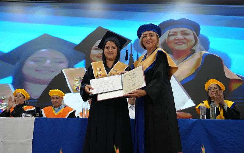 Más de 350 nuevos profesionales de salud se gradúan en la primera jornada de incorporación del día