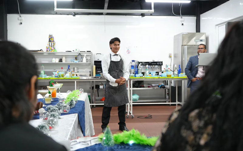  Estudiantes de Gastronomía del ITB cautivan con cena temática "La Ciudad Quién"