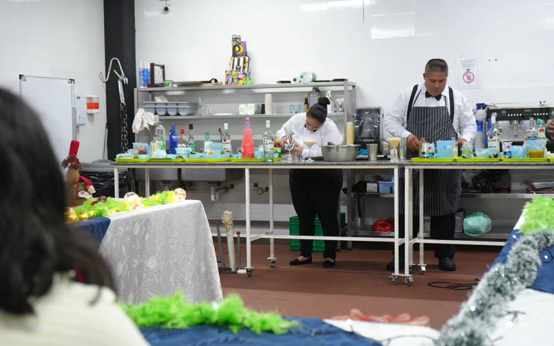 Estudiantes de Gastronomía del ITB cautivan con cena temática "La Ciudad Quién"