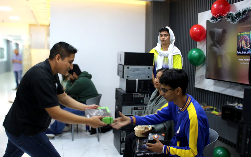ITB celebró la Navidad con la “Chocolatada Navideña” de la carrera de Desarrollo de Software.