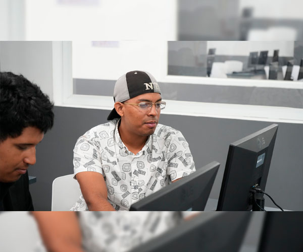 Estudiantes del ITB exploran el poder del conocimiento digital en innovador reto académico