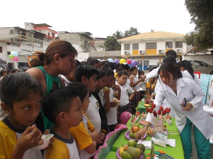 FERIA DE NUTRICIÓN EN LA UNIDAD EDUCATIVA - TERESA AZUCENA CARRERA LOOR