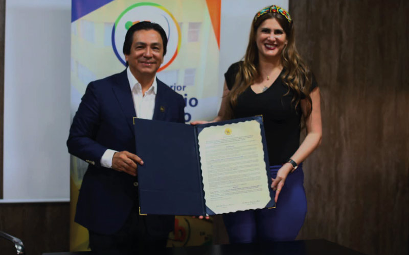 Ph.D. Roberto Tolozano Benites recibe reconocimiento Por la importante formación de profesionales de excelencia académica con compromiso social