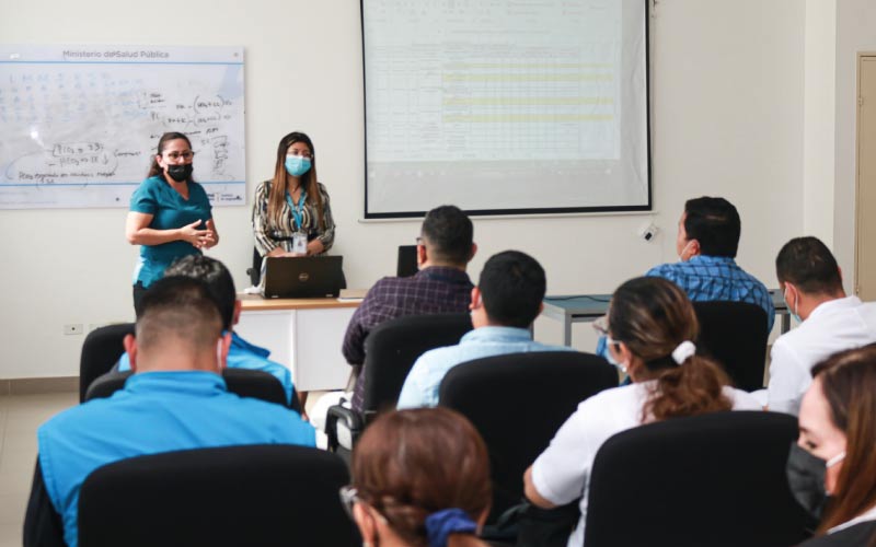 Delegados de ITB participan en charla del Ministerio de Salud Público