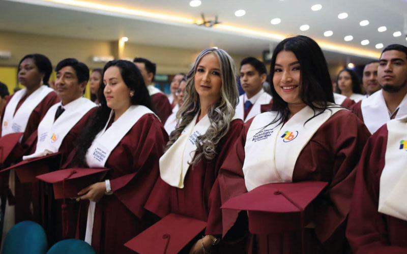 Segunda jornada de ceremonia de graduación
