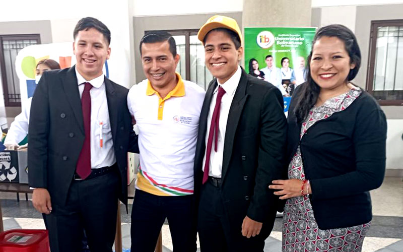 Estudiantes del ITB visitaron Unidades Educativas para compartir sus conocimientos Los estudiantes de la Facultad de Ciencias Económicas y Sistemas