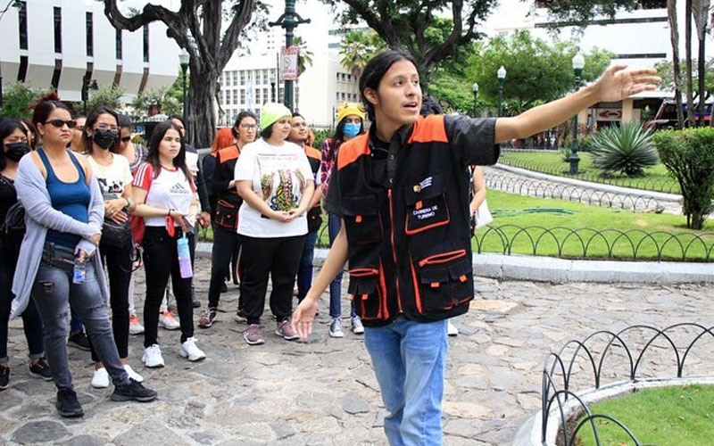 Estudiantes de Guía Nacional de Turismo realizan examen complexivo