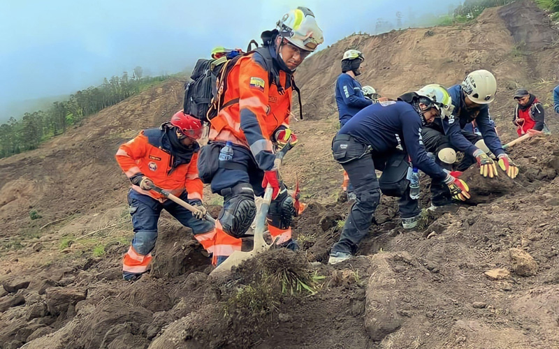 Estudiantes de ITB que laboran en el Cuerpo de Bomberos se encuentran en Alausí