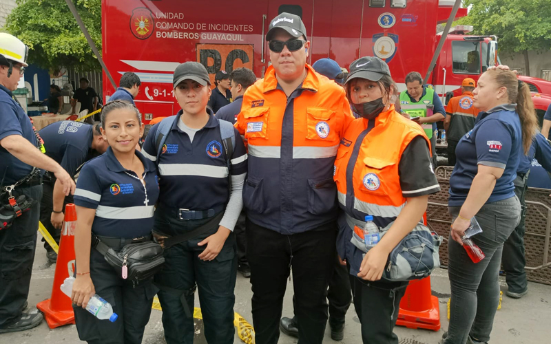 Estudiantes participan en procesión más grande del país