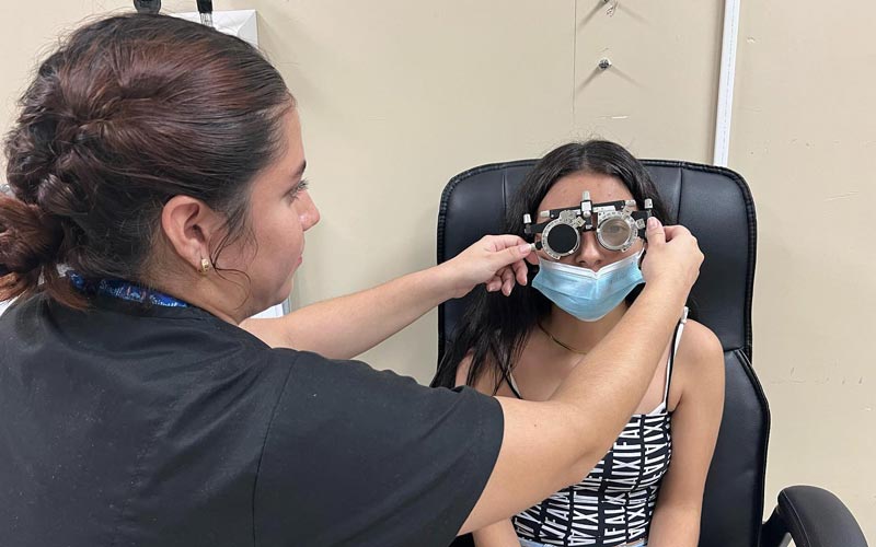 Estudiantes organizan campaña visual pediátrica