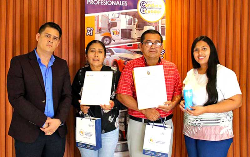 ITB y Prefectura del Guayas se unen para entregar 3 becas completas