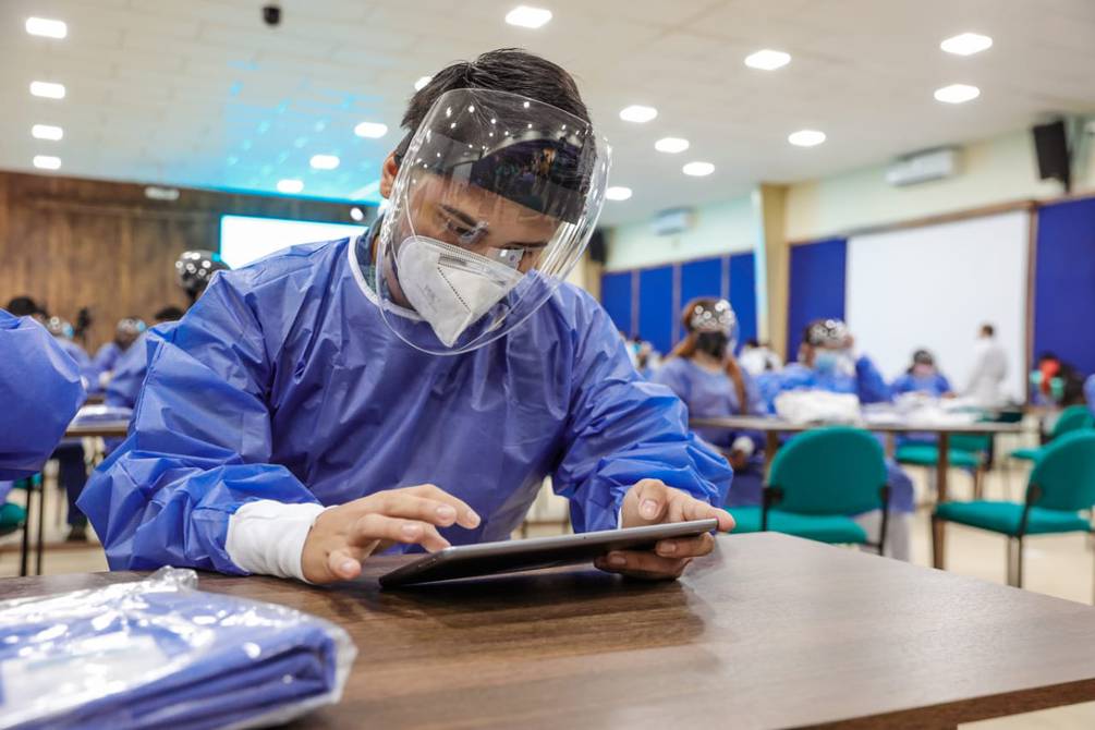 Médicos piden mantener los cuidados para adultos mayores aunque reciban la primera dosis anti-COVID-19 desde la próxima semana en convenio MSP