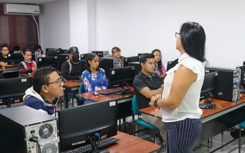 Estudiantes de la carrera Tecnología Superior en Contabilidad del Instituto Universitario Bolivariano de Tecnología