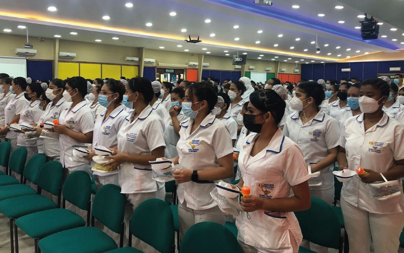 Imposición de cofias y botones a estudiantes de Enfermería Se llevó a cabo la segunda jornada de la ceremonia de la luz