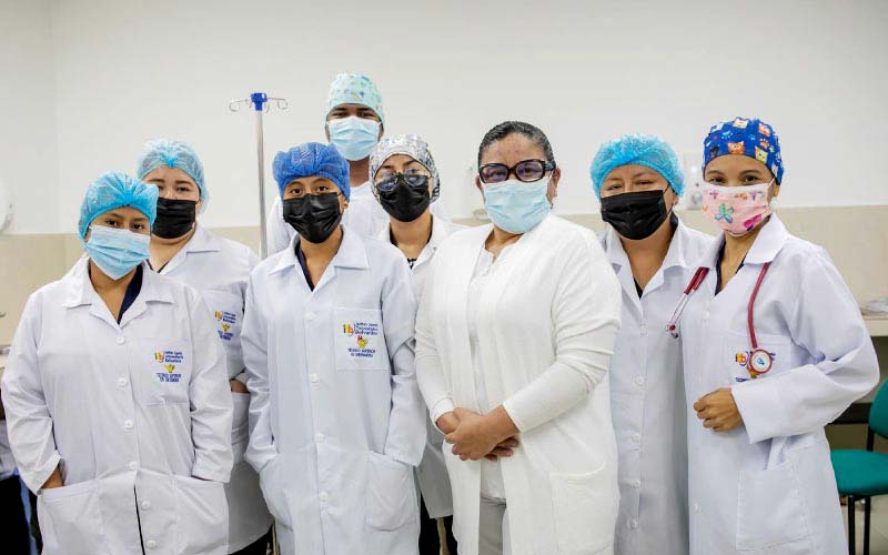 Estudiantes inician prácticas en la materia enfermería básica II