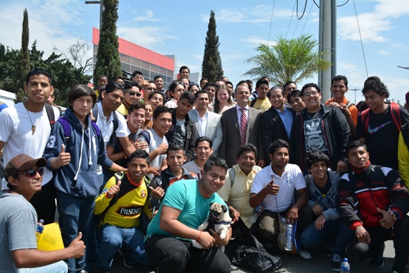 La Escuela de Capacitación de Conductores Profesionales "Conduce Ecuador" se une a la campaña "Déjalo Cruzar"