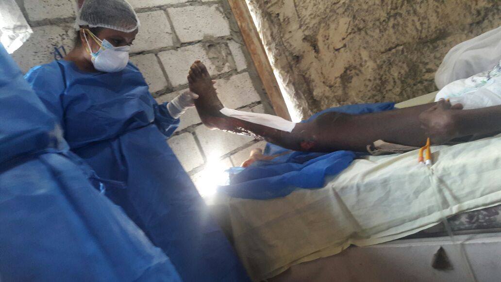 Estudiantes de ITB ayudan a persona de escasos recursos