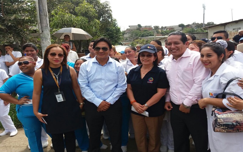 PhD. Roberto Tolozano junto con directivos y estudiantes de la carrera de TECNICO SUPERIOR EN ENFERMERÍA