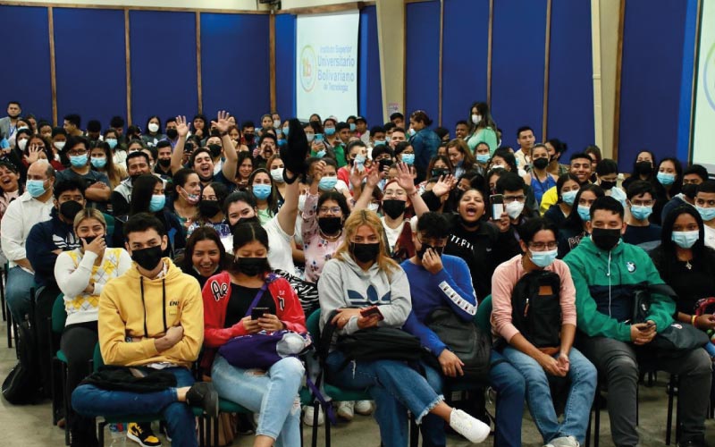 Estudiantes de la Facultad de Ciencias Empresariales y Sistemas