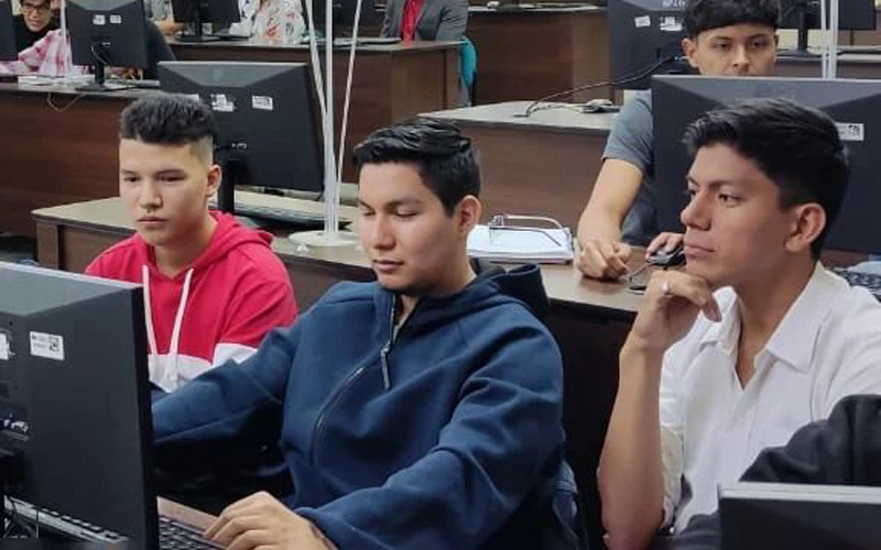 Los estudiantes de la carrera Tecnología Superior Universitaria en Desarrollo de Software del paralelo DUSS02 