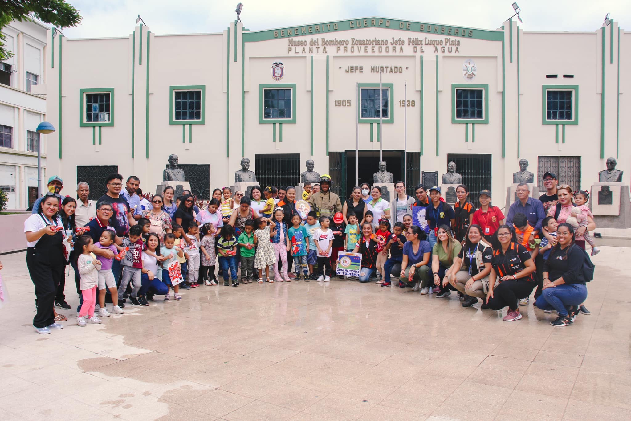 Estudiantes de Turismo guían a niños en su visita al Museo de los Bomberos