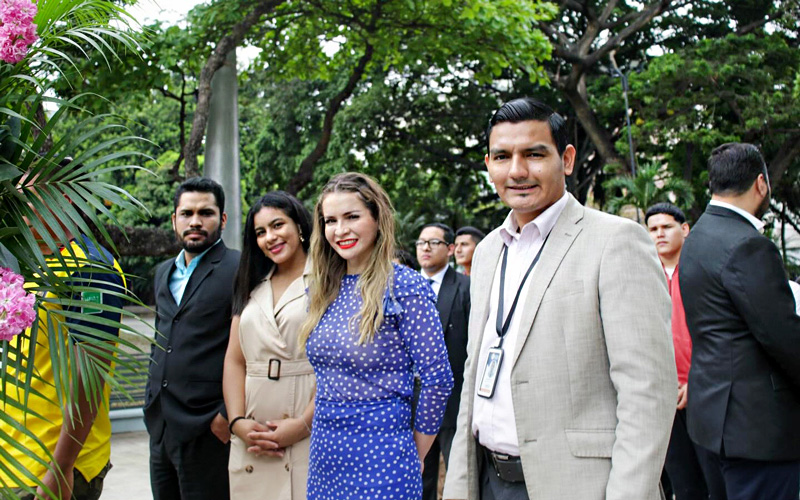 Estudiantes y docentes del ITB rinden homenaje en el Día del Escudo Nacional del Ecuador.
