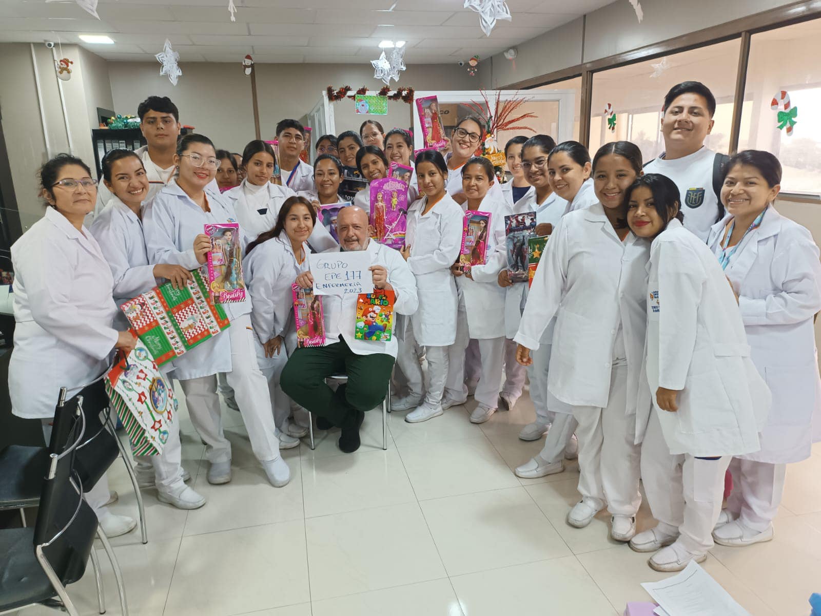 Estudiantes del ITB agasajan niños de los sectores vulnerables.