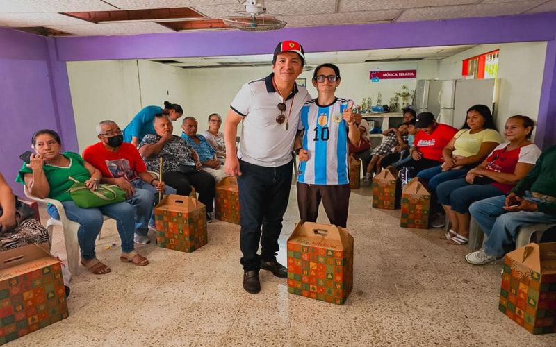 ITB entrega canastas navideñas a personas adultas mayores y con discapacidad.