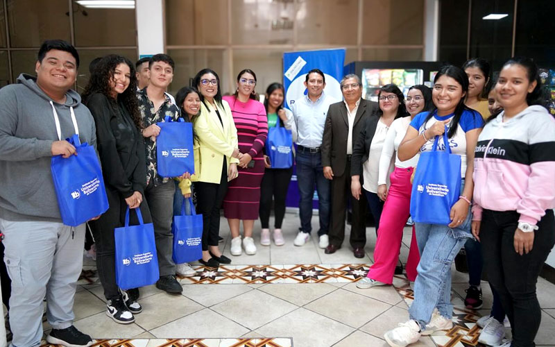 ITB conmemora el Día del Libro con entrega especial a estudiantes de Administración. 