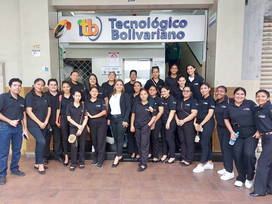 Estudiantes de Guía Nacional de Turismo realizan práctica de Protocolo en el Bankers Club