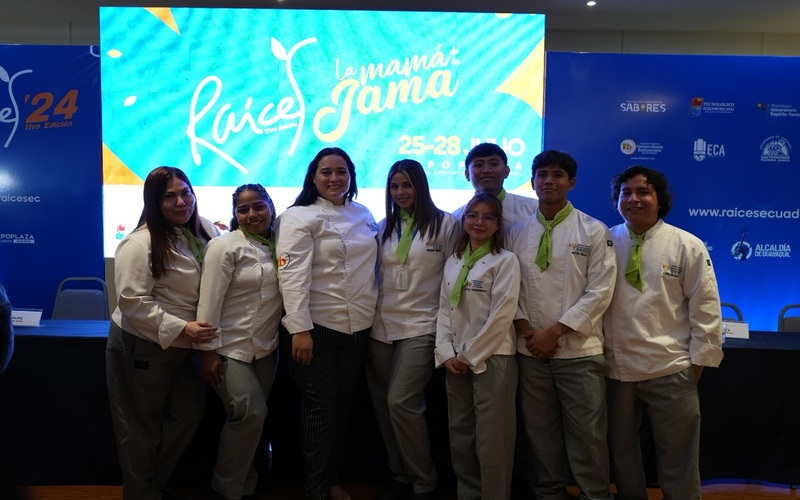 Estudiantes de Gastronomía del ITB asisten a la rueda de prensa de la Mamá de la Jama en feria Raíces 2024. 