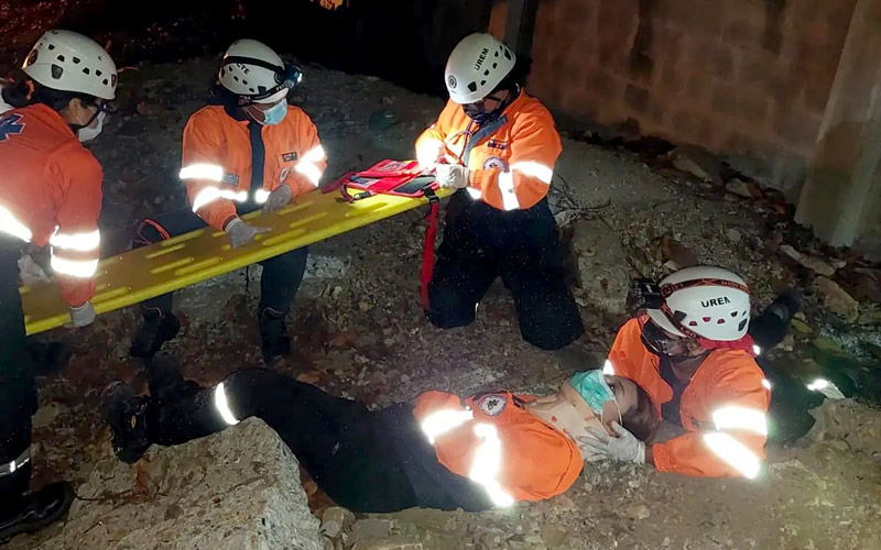 Los estudiantes de Emergencias Médicas del grupo #MEMPN01 demostraron sus habilidades en prácticas de Rescate en Estructuras Colapsadas.
