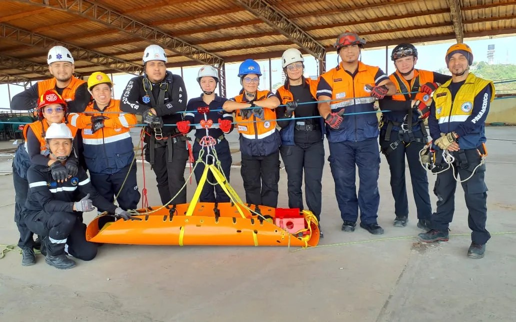Nuestros estudiantes del grupo #EMPE04 en la carrera de Emergencias Médicas
