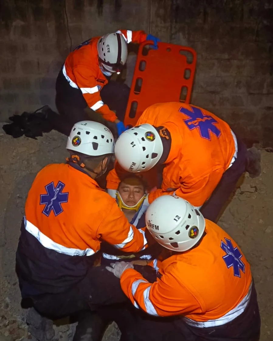 Nuestros estudiantes de la carrera de Emergencias Médicas del #MEMPN02 del ITB, participan en clases prácticas sobre estructuras colapsadas