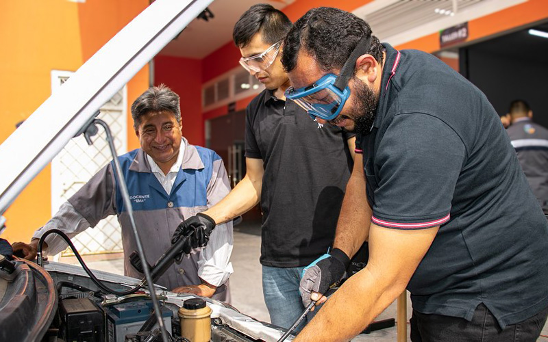 ¡Éxito en el Examen Práctico Complexivo de la carrera de Mecánica Automotriz!