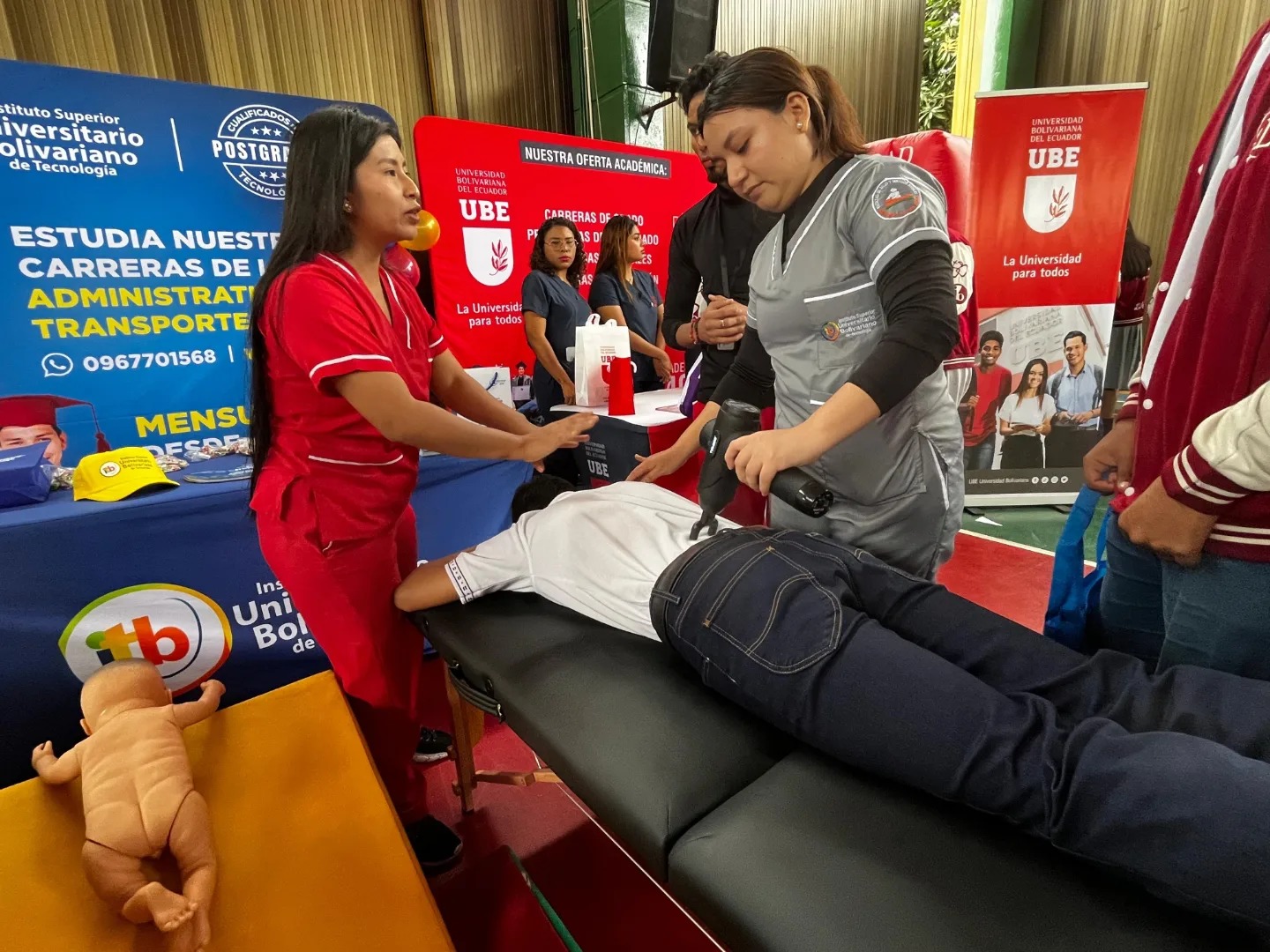 ¡Estudiantes de Rehabilitación Física del ITB en acción en feria educativa en Guayaquil! 