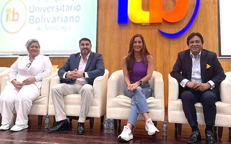Autoridades santiarias y candidatos a asambleístas se reúnen en el "Primer Taller por la Salud" en el ITB. 