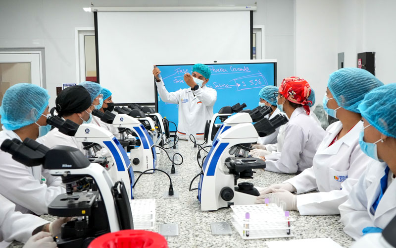 Estudia en el Instituto Universitario Bolivariano ITB la carrera de Tecnología Superior en Laboratorio Clínico.